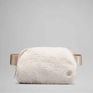 New With Tags Lululemon Everywhere Fleece Bag in Natural Ivory